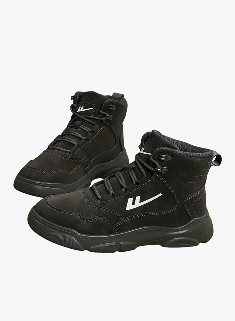 بابيا حذاء بوت برباط وتفاصيل شعار للرجال